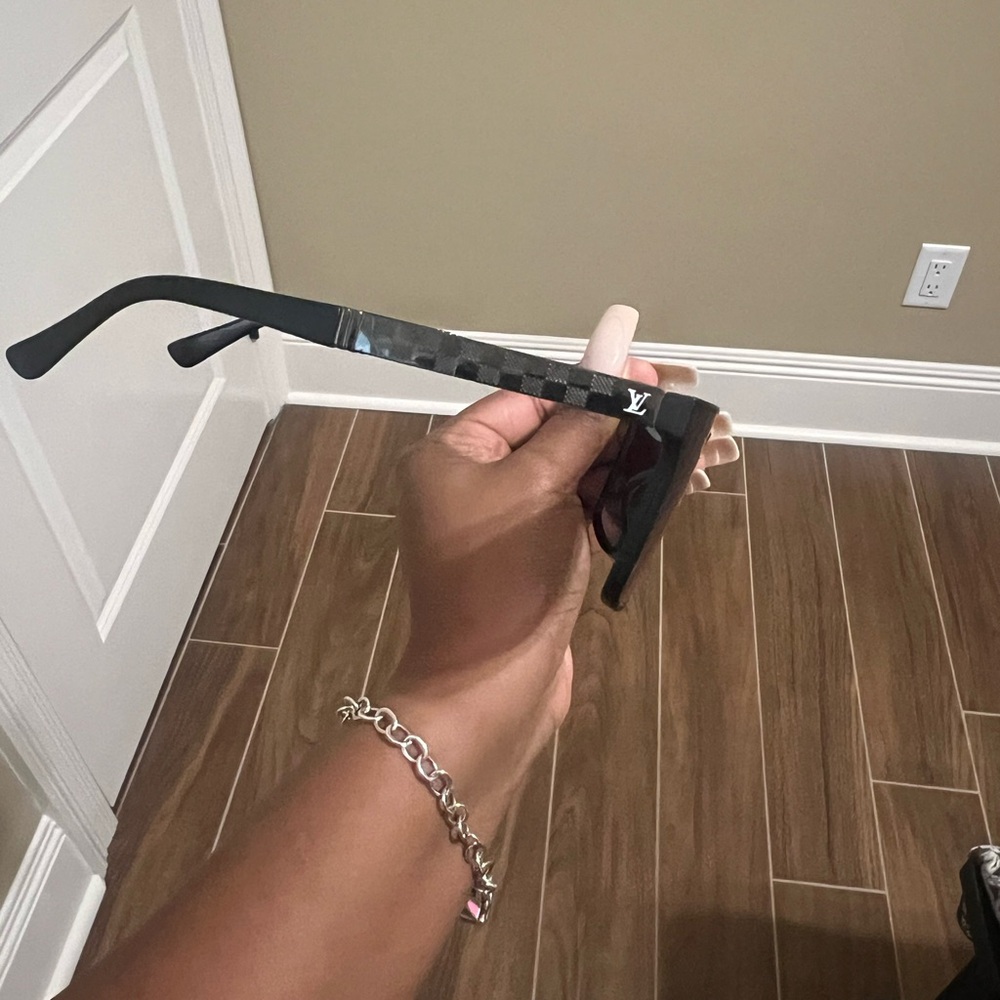LOUIS VUITTON SUNGLASSES - Picture 3 of 3
